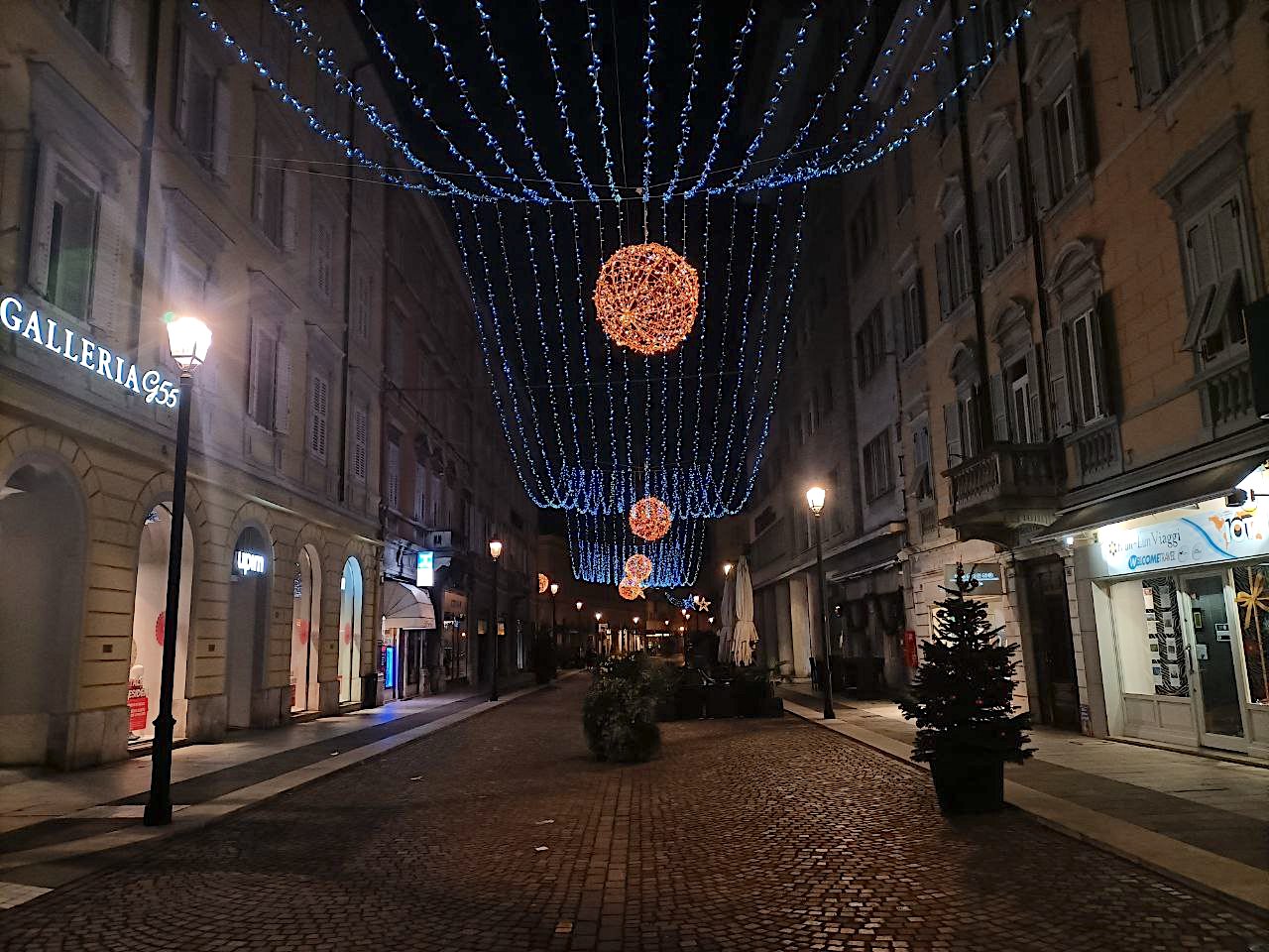 Immagine per Fondo Gorizia paga le luci di Natale, aiuti ai negozi dalla Zona Franca 